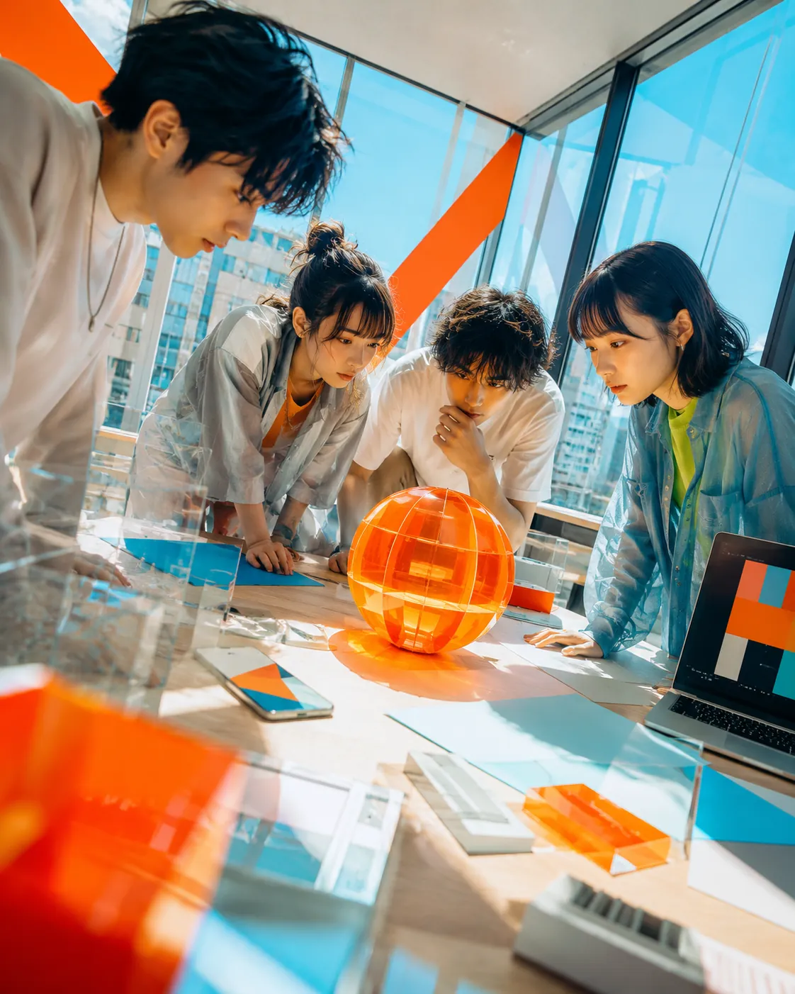 仮説を立てる場面。アイデアスケッチを囲んで事業仮説を考える学生たち