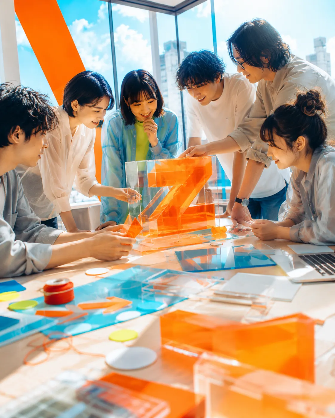 プロトタイピングの場面。資料や試作品を使ってアイデアをつくり、試す学生たち